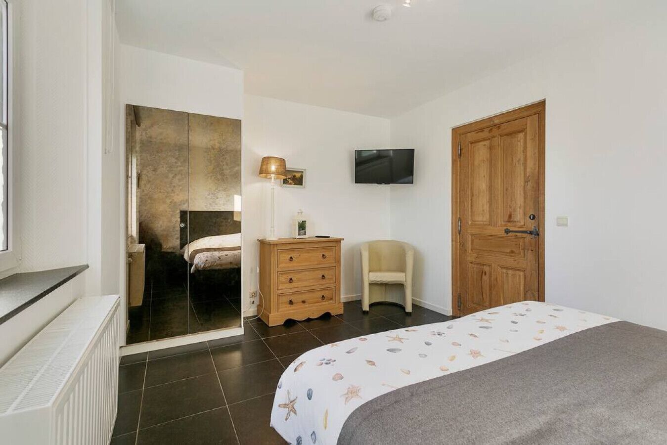 Escritorio, cuna de viaje y wifi 