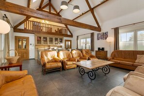 Televisión, chimenea y tenis de mesa