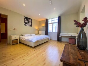 4 bedrooms, desk, WiFi