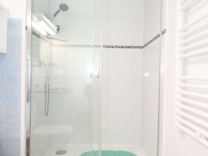 Bathroom - Renovated T2 with parking, air conditioning in Balaruc-les-Bains (Balaruc-les-Bains)
