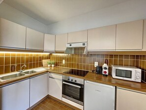 Køleskab, mikrobølgeovn, ovn, kogeplade