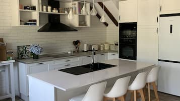 Jääkaappi, mikroaaltouuni, uuni, liesi