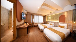 Familiekamer | Luxe beddengoed, bedden met traagschuimmatrassen, een minibar