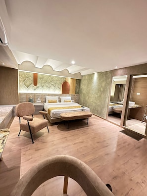 Deluxe-Zimmer | Hochwertige Bettwaren, Betten mit Memory-Foam-Matratzen, Minibar