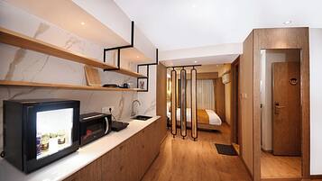 Apartment | Premium bedding, memory foam beds, minibar, desk
