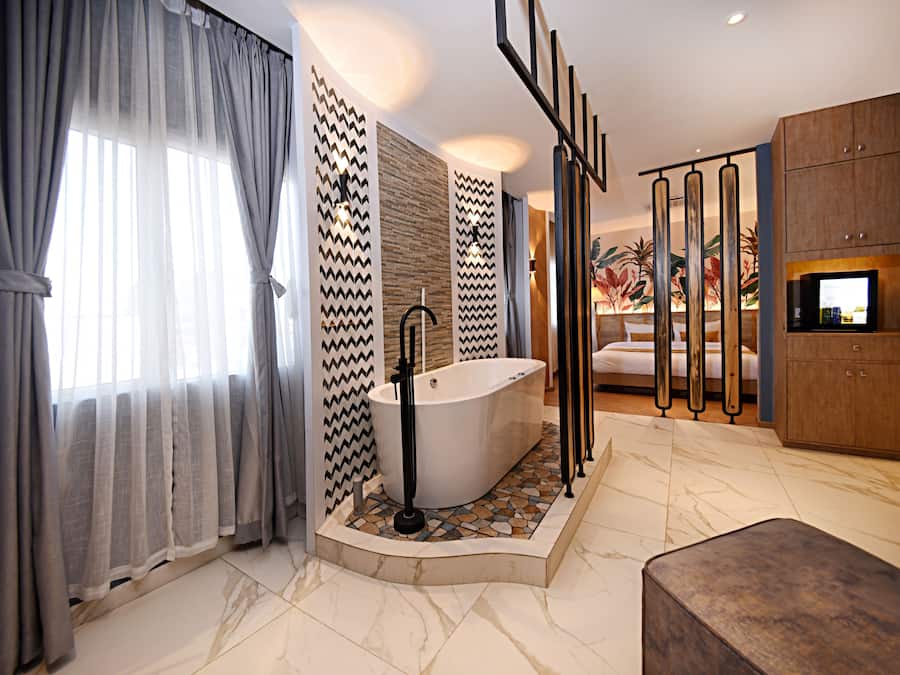 Penthouse | Premium bedding, memory foam beds, minibar, desk