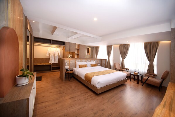 Suite | Premium bedding, memory foam beds, minibar, desk