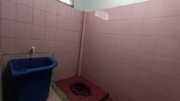 Habitación económica doble | Baño | Ducha y toallas