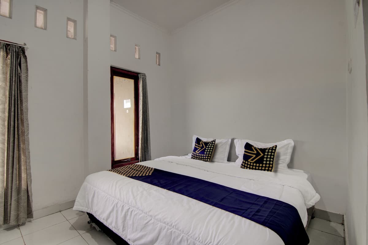 Economy Double Room | Desk, laptop workspace, blackout curtains, free WiFi