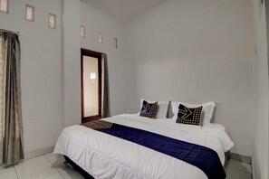 Habitación económica doble | Escritorio, espacio para trabajar con un portátil, cortinas opacas