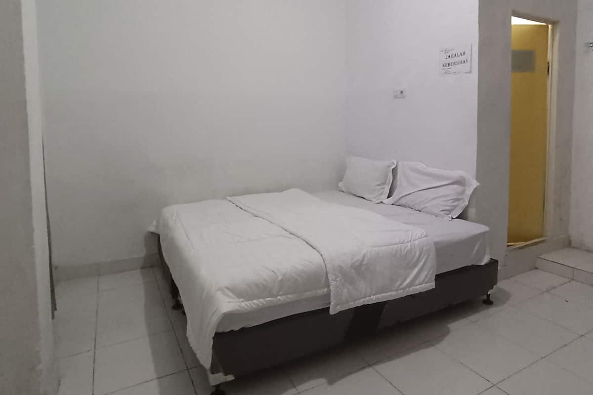 Economy Double Room | Desk, laptop workspace, blackout drapes, free WiFi