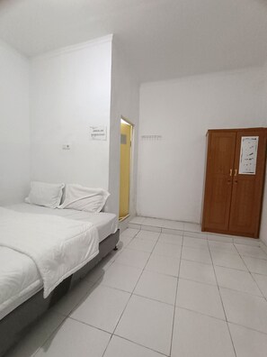 Desk, laptop workspace, blackout curtains, free WiFi - Hotel O Homestay Baiturrahmah Syariah (Pekanbaru)