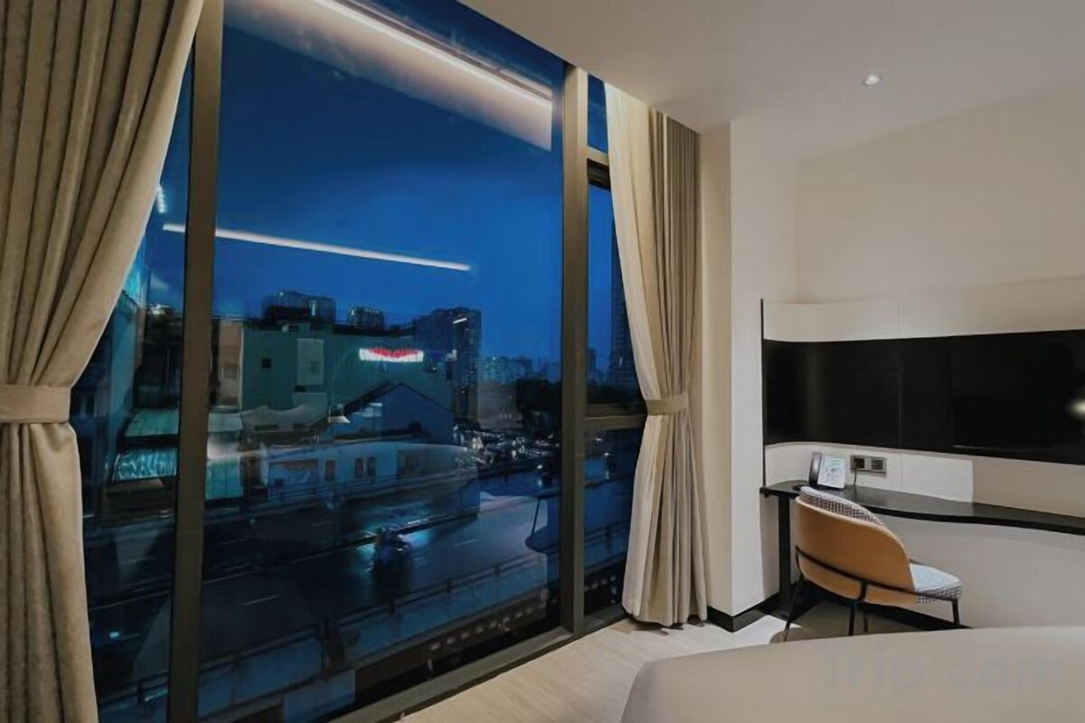 Egyptian cotton sheets, premium bedding, minibar, in-room safe