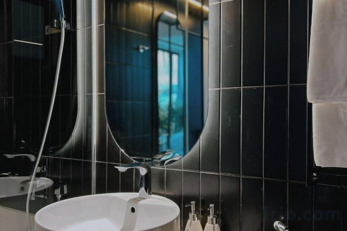 Bathroom | Shower, hydromassage showerhead, free toiletries, hair dryer