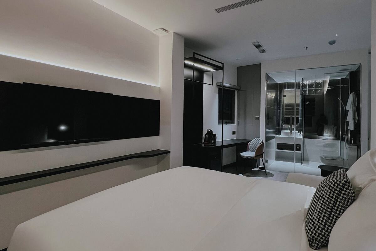 ห้องซีเนียร์ | ผ้าปูที่นอนฝ้ายอียิปต์, เครื่องนอนระดับพรีเมียม, มินิบาร์