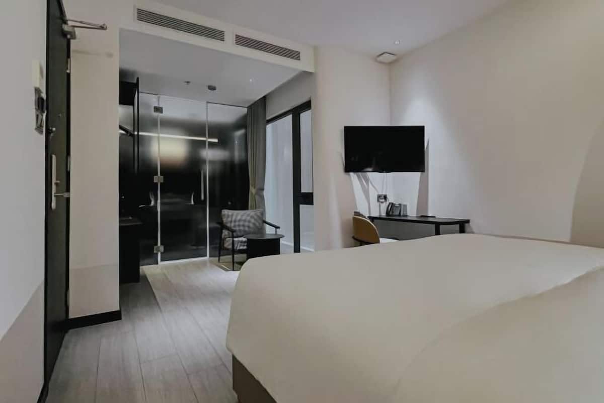 1 bedroom, Egyptian cotton sheets, premium bedding, minibar