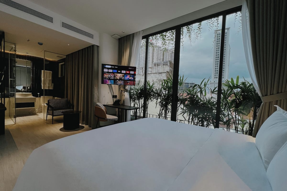 ห้องดีลักซ์ | ผ้าปูที่นอนฝ้ายอียิปต์, เครื่องนอนระดับพรีเมียม, มินิบาร์