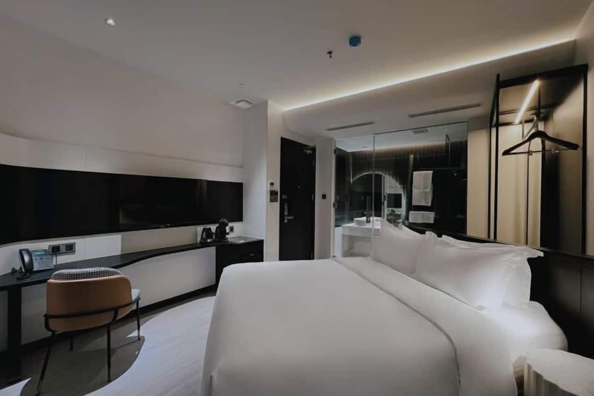 1 bedroom, Egyptian cotton sheets, premium bedding, minibar