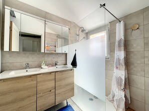 Bathroom - Spacious 8-Person House with A/C, 600m from Beach in Saint-Cyprien (Saint-Cyprien)