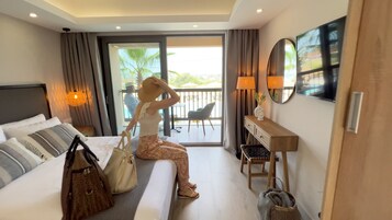 Deluxe Studio, 1 Queen Bed, Pool View | In-room safe, desk, iron/ironing board, WiFi (free)
