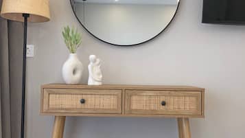 Estúdio luxo, 1 cama Queen, vista para a piscina | Cofres nos quartos, escrivaninha, ferros/tábuas de passar roupa