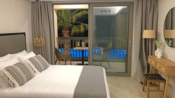 Estúdio luxo, 1 cama Queen, vista para a piscina | Cofres nos quartos, escrivaninha, ferros/tábuas de passar roupa