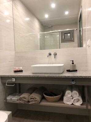 Estudio Deluxe, 1 cama Queen size, vista a la alberca | Baño | Regadera, amenidades de baño gratuitas, secadora de cabello, pantuflas 