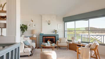 Een televisie en een open haard