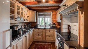 Kaffetrakter/tekoker, kjøleskap, ovn og kokeplater