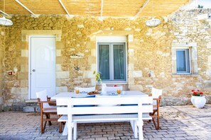 Villa, 3 habitaciones, piscina privada, vistas al jardín | Restaurante al aire libre