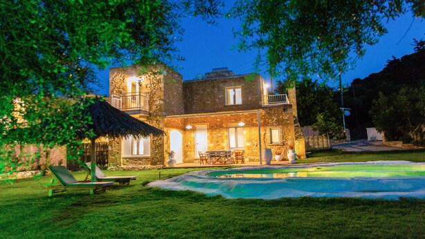 A stone building with a pool, lounge chairs, and a thatched-roof structure. - Hem Borta Villa - Next To Platanias, 2min From Beach (Platanias)