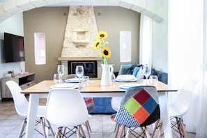 Villa, 3 Bedrooms, Private Pool, Garden View | Dining