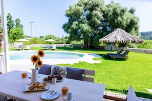Villa, 3 Schlafzimmer, eigener Pool, Gartenblick | Speisen im Freien