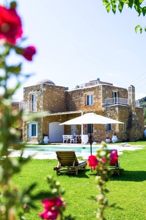 Villa, 3 Schlafzimmer, eigener Pool, Gartenblick | Außenbereich