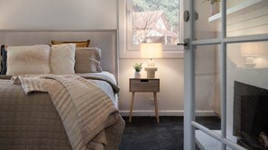 3 bedrooms, free WiFi, bed sheets - Hepburn Springs Retreat- stylish & light-filled (Hepburn Springs)