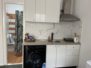 Fridge, microwave, toaster - Comfortable, convenient studio in Sophia St Surry Hills, 5 mins to Central  (Surry Hills)