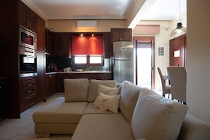 Apartamento, 2 quartos, sacada, vista para a cidade | Área de estar