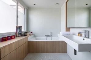 Bathtub, hair dryer, towels - Contemporary Heights, by Veeve (Paris)