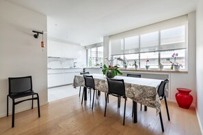 Dining - Contemporary Heights, by Veeve (Paris)