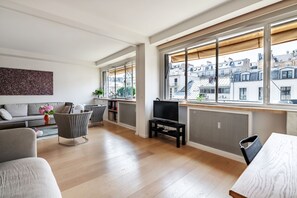 TV, offices - Contemporary Heights, by Veeve (Paris)