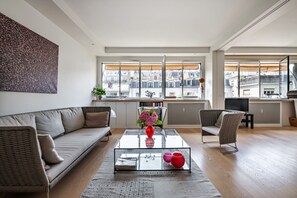 Interior - Contemporary Heights, by Veeve (Paris)