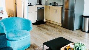 TV - Musician's Suite: Luxe Music Row Stay, Walk to Gulch! (Nashville)