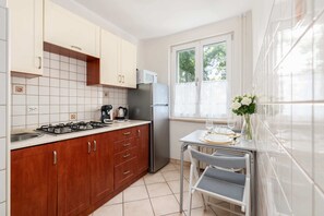 Fridge, microwave, oven, stovetop - Floriana Stablewskiego 6D | Apartment | Shower (Poznan)