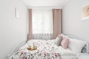1 bedroom, iron/ironing board, WiFi, bed sheets - Floriana Stablewskiego 6D | Apartment | Shower (Poznan)