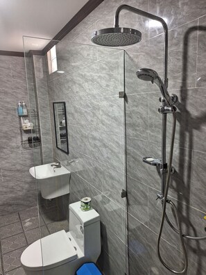 Hydromassage showerhead, designer toiletries, hair dryer, slippers - Le KhounSok Boutique Hotel (Luang Prabang)