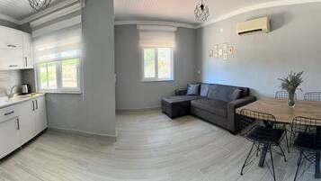 Casa | 1 habitación, ropa de cama de alta calidad, escritorio y wifi gratis