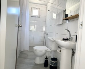 Huis | Badkamer | Een douche, een regendouche, gratis toiletartikelen, handdoeken