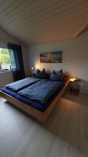 1 dormitorio, tabla de planchar con plancha, wifi y ropa de cama