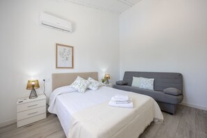 5 bedrooms, iron/ironing board, WiFi, bed sheets