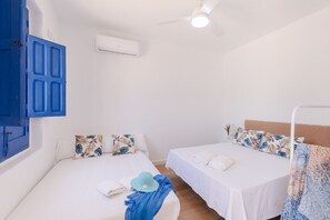 5 habitaciones, tabla de planchar con plancha, wifi y ropa de cama 